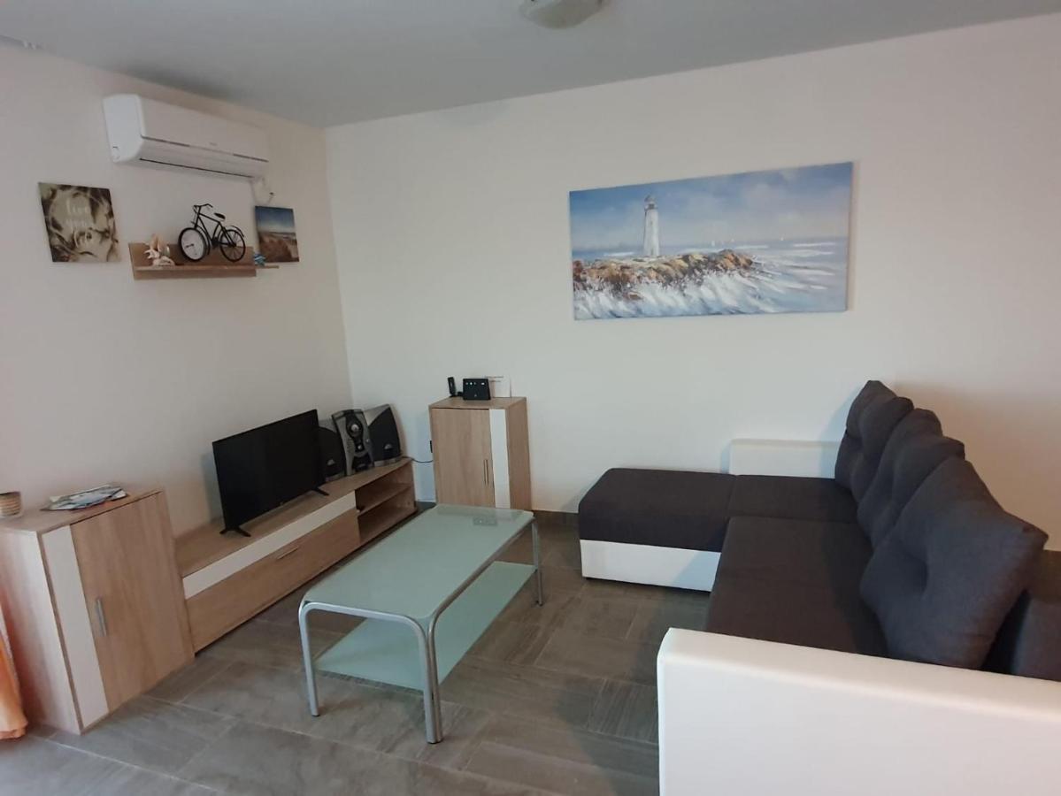 Apartmani Lucija 马斯莱尼察 外观 照片