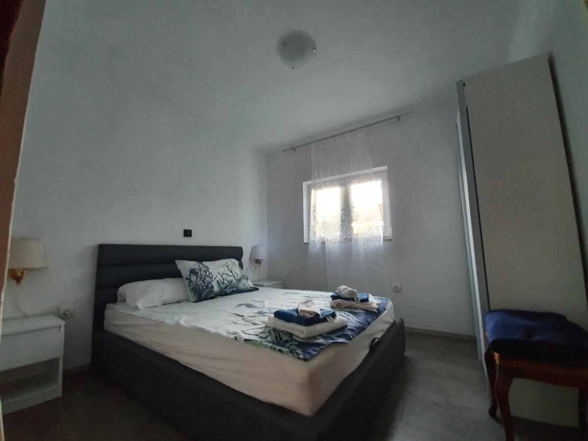 Apartmani Lucija 马斯莱尼察 外观 照片