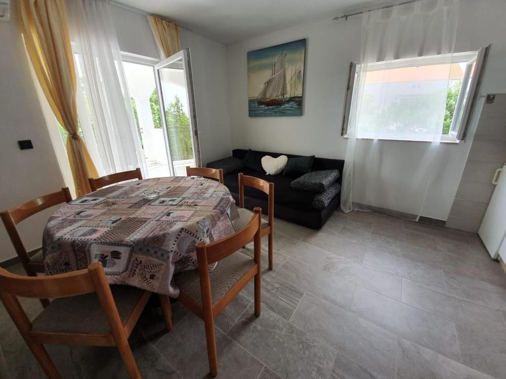 Apartmani Lucija 马斯莱尼察 外观 照片