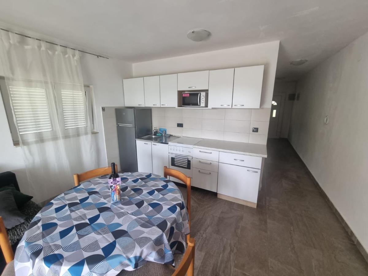 Apartmani Lucija 马斯莱尼察 外观 照片